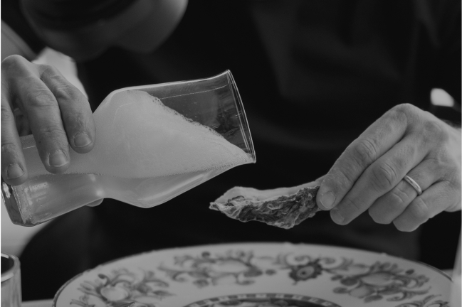 Abbinamento gastronomico: birra artigianale versata su ostrica appena aperta.