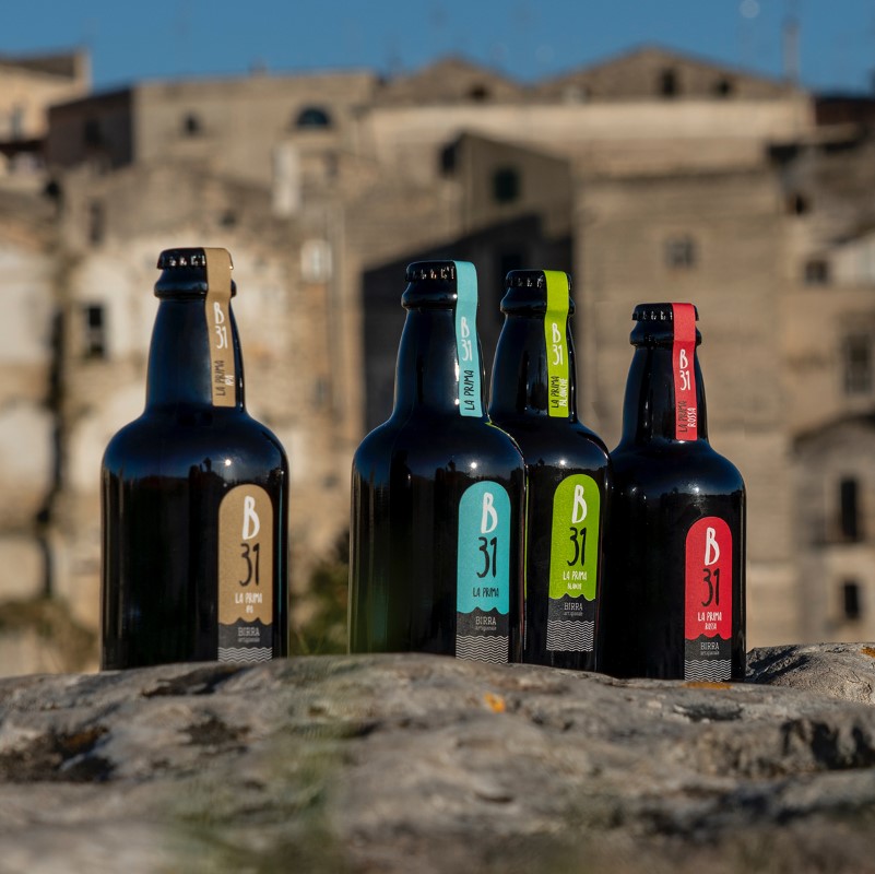 Le birre della linea La Prima sullo sfondo la città di Gravina